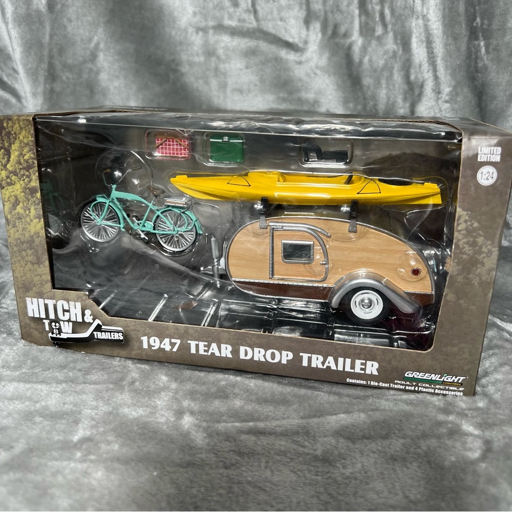 NIB 2017 1:24 GreenLight Hitch T&W Trailers 1947 TearDrop Trailer Camper Kayak